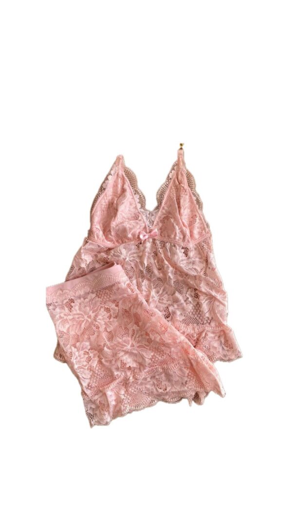 Conjunto de Pijama Feminino em Renda, Blusinha e Short Estilo Lingerie - Imagem 3